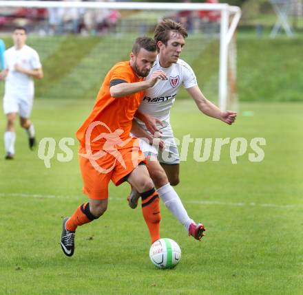 Fussball. Kaerntner Liga. Atus Ferlach gegen Landskron. Petar Maric (Ferlach), Luca De Roja (Landskron). Ferlach, 21.9.2013.
Foto: Kuess
---
pressefotos, pressefotografie, kuess, qs, qspictures, sport, bild, bilder, bilddatenbank