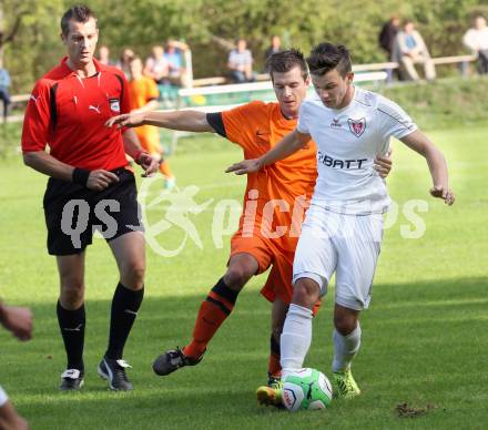 Fussball. Kaerntner Liga. Atus Ferlach gegen Landskron. Salih Alic (Ferlach), Andreas Orter (Landskron). Ferlach, 21.9.2013.
Foto: Kuess
---
pressefotos, pressefotografie, kuess, qs, qspictures, sport, bild, bilder, bilddatenbank