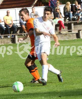 Fussball. Kaerntner Liga. Atus Ferlach gegen Landskron. Lukas Jaklitsch (Ferlach), Andreas Orter (Landskron). . Ferlach, 21.9.2013.
Foto: Kuess
---
pressefotos, pressefotografie, kuess, qs, qspictures, sport, bild, bilder, bilddatenbank