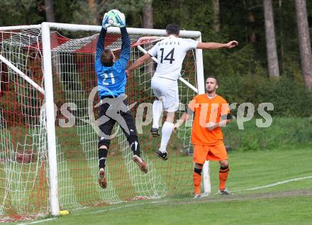 Fussball. Kaerntner Liga. Atus Ferlach gegen Landskron. Darko Djukic (Ferlach), Luca De Roja, Julian Schneider (Landskron).. Ferlach, 21.9.2013.
Foto: Kuess
---
pressefotos, pressefotografie, kuess, qs, qspictures, sport, bild, bilder, bilddatenbank