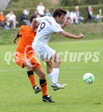 Fussball. Kaerntner Liga. Atus Ferlach gegen Landskron. Ernst Golautschnig (Ferlach), Richard Thurner (Landskron). Ferlach, 21.9.2013.
Foto: Kuess
---
pressefotos, pressefotografie, kuess, qs, qspictures, sport, bild, bilder, bilddatenbank