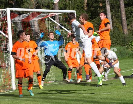 Fussball. Kaerntner Liga. Atus Ferlach gegen Landskron. Markus Dixer (Ferlach), Julian Schneider (Landskron). Ferlach, 21.9.2013.
Foto: Kuess
---
pressefotos, pressefotografie, kuess, qs, qspictures, sport, bild, bilder, bilddatenbank