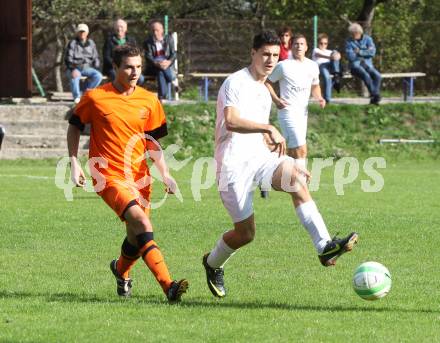 Fussball. Kaerntner Liga. Atus Ferlach gegen Landskron. Lukas Jaklitsch (Ferlach), Andreas Orter (Landskron). Ferlach, 21.9.2013.
Foto: Kuess
---
pressefotos, pressefotografie, kuess, qs, qspictures, sport, bild, bilder, bilddatenbank