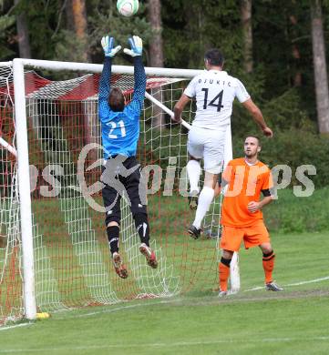 Fussball. Kaerntner Liga. Atus Ferlach gegen Landskron. Darko Djukic (Ferlach), Luca De Roja, Julian Schneider (Landskron).. Ferlach, 21.9.2013.
Foto: Kuess
---
pressefotos, pressefotografie, kuess, qs, qspictures, sport, bild, bilder, bilddatenbank