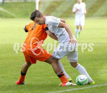 Fussball. Kaerntner Liga. Atus Ferlach gegen Landskron. Salih Alic (Ferlach), Lukas Mayer (Landskron). Ferlach, 21.9.2013.
Foto: Kuess
---
pressefotos, pressefotografie, kuess, qs, qspictures, sport, bild, bilder, bilddatenbank