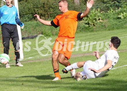 Fussball. Kaerntner Liga. Atus Ferlach gegen Landskron. Lukas Jaklitsch (Ferlach), Lukas Mayer (Landskron). Ferlach, 21.9.2013.
Foto: Kuess
---
pressefotos, pressefotografie, kuess, qs, qspictures, sport, bild, bilder, bilddatenbank