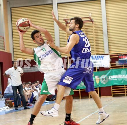 Basketball. Chevrolet Cup 2013. KOS-CELOVEC gegen Redwell Gunners. Toman Feinig (KOS),  Hannes Ochsenhofer (Redwell Gunners).. Klagenfurt, 22.9.2013
Foto: Kuess

---
pressefotos, pressefotografie, kuess, qs, qspictures, sport, bild, bilder, bilddatenbank