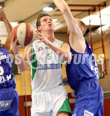 Basketball. Chevrolet Cup 2013. KOS-CELOVEC gegen Redwell Gunners. Andi Smrtnik  (KOS),  Johnson Abraham Lodowick  (Redwell Gunners).. Klagenfurt, 22.9.2013
Foto: Kuess

---
pressefotos, pressefotografie, kuess, qs, qspictures, sport, bild, bilder, bilddatenbank