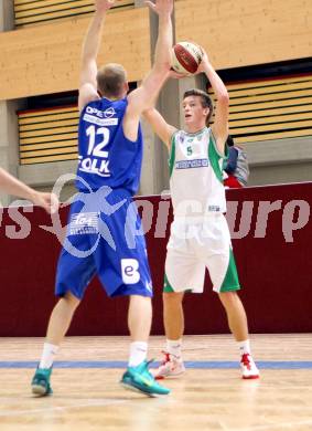 Basketball. Chevrolet Cup 2013. KOS-CELOVEC gegen Redwell Gunners. Andi Smrtnik  (KOS),  Johnson Abraham Lodowick  (Redwell Gunners).. Klagenfurt, 22.9.2013
Foto: Kuess

---
pressefotos, pressefotografie, kuess, qs, qspictures, sport, bild, bilder, bilddatenbank