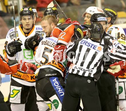 EBEL. Eishockey Bundesliga. KAC gegen Moser Medical Graz 99ers. Rauferei Thomas Poeck,  (KAC), Dustin Van Ballegooie (Graz). Klagenfurt, am 22.9.2013
Foto: Kuess 

---
pressefotos, pressefotografie, kuess, qs, qspictures, sport, bild, bilder, bilddatenbank