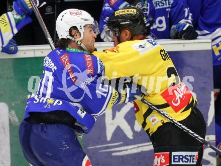 EBEL. Eishockey Bundesliga. EC VSV gegen UPC Vienna Capitals.  Brock McBride,  (VSV), Benoit Gratton (Vienna). Villach, am 22.9.2013.
Foto: Kuess 


---
pressefotos, pressefotografie, kuess, qs, qspictures, sport, bild, bilder, bilddatenbank