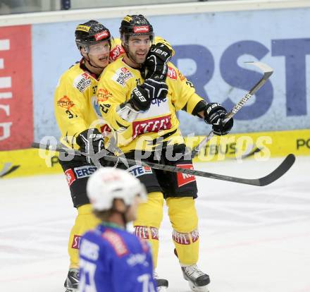 EBEL. Eishockey Bundesliga. EC VSV gegen UPC Vienna Capitals.  Torjubel Michael Schiechl, Kevin Puschnik (Vienna). Villach, am 22.9.2013.
Foto: Kuess 


---
pressefotos, pressefotografie, kuess, qs, qspictures, sport, bild, bilder, bilddatenbank