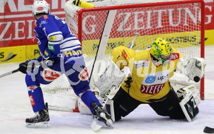 EBEL. Eishockey Bundesliga. EC VSV gegen UPC Vienna Capitals. Klemen Pretnar,  (VSV), Matthew Zaba (Vienna). Villach, am 22.9.2013.
Foto: Kuess 


---
pressefotos, pressefotografie, kuess, qs, qspictures, sport, bild, bilder, bilddatenbank