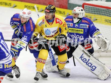 EBEL. Eishockey Bundesliga. EC VSV gegen UPC Vienna Capitals. Nico Brunner, Jean Philippe Lamoureux, (VSV), Raffael Rotter  (Vienna). Villach, am 22.9.2013.
Foto: Kuess 


---
pressefotos, pressefotografie, kuess, qs, qspictures, sport, bild, bilder, bilddatenbank