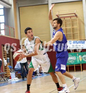 Basketball. Chevrolet Cup 2013. KOS-CELOVEC gegen Redwell Gunners. Toman Feinig (KOS),  Hannes Ochsenhofer (Redwell Gunners).. Klagenfurt, 22.9.2013
Foto: Kuess

---
pressefotos, pressefotografie, kuess, qs, qspictures, sport, bild, bilder, bilddatenbank