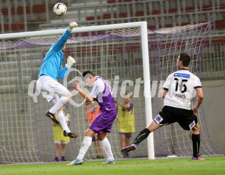 Fussball OEFB Cup. SK Austria Klagenfurt gegen Parndorf. Alexander Schenk, Andreas Tiffner,  (Austria Klagenfurt), Tomas Horvath (Parndorf). Klagenfurt, 24.9.2013.
Foto: Kuess
---
pressefotos, pressefotografie, kuess, qs, qspictures, sport, bild, bilder, bilddatenbank