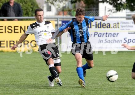 Fussball Kaerntner Liga. Bleiburg gegen Drautal. Robert Pevec, (Bleiburg),   Rudolf Sandriesser (Drautal). Bleiburg, am 28.9.2013.
Foto: Kuess
---
pressefotos, pressefotografie, kuess, qs, qspictures, sport, bild, bilder, bilddatenbank