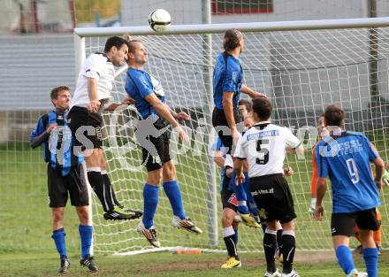 Fussball Kaerntner Liga. Bleiburg gegen Drautal. Lovro Plimon,  (Bleiburg),  Peter Hohenberger (Drautal). Bleiburg, am 28.9.2013.
Foto: Kuess
---
pressefotos, pressefotografie, kuess, qs, qspictures, sport, bild, bilder, bilddatenbank