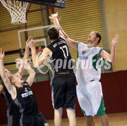 2. Basketball Bundesliga. KOS Posojilnica Bank Celovec gegen BBU Salzburg. Radmanovic Milovan (KOS), Rattey Lorenz (Salzburg). Klagenfurt, 28.9.2013.
Foto: Kuess
---
pressefotos, pressefotografie, kuess, qs, qspictures, sport, bild, bilder, bilddatenbank