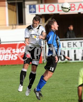 Fussball Kaerntner Liga. Bleiburg gegen Drautal. Robert Pevec, (Bleiburg),  Rudolf Sandriesser (Drautal). Bleiburg, am 28.9.2013.
Foto: Kuess
---
pressefotos, pressefotografie, kuess, qs, qspictures, sport, bild, bilder, bilddatenbank