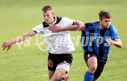 Fussball Kaerntner Liga. Bleiburg gegen Drautal.  Luka Grgic, (Bleiburg),  Benjamin Koslitsch  (Drautal). Bleiburg, am 28.9.2013.
Foto: Kuess
---
pressefotos, pressefotografie, kuess, qs, qspictures, sport, bild, bilder, bilddatenbank