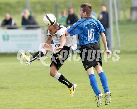 Fussball Kaerntner Liga. Bleiburg gegen Drautal.  Daniel Canzi, (Bleiburg),  Stefan Stresch (Drautal). Bleiburg, am 28.9.2013.
Foto: Kuess
---
pressefotos, pressefotografie, kuess, qs, qspictures, sport, bild, bilder, bilddatenbank