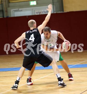 2. Basketball Bundesliga. KOS Posojilnica Bank Celovec gegen BBU Salzburg. Radmanovic Milovan (KOS), Martin Schubert (Salzburg). Klagenfurt, 28.9.2013.
Foto: Kuess
---
pressefotos, pressefotografie, kuess, qs, qspictures, sport, bild, bilder, bilddatenbank