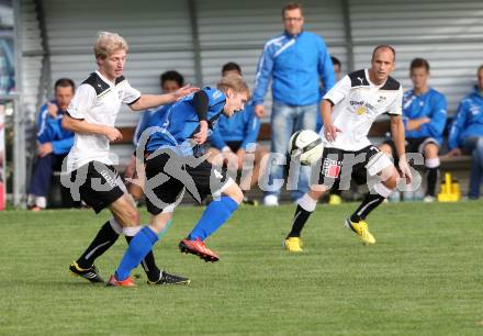 Fussball Kaerntner Liga. Bleiburg gegen Drautal.  Dejan Verdel,  (Bleiburg),  Sandro Stresch (Drautal). Bleiburg, am 28.9.2013.
Foto: Kuess
---
pressefotos, pressefotografie, kuess, qs, qspictures, sport, bild, bilder, bilddatenbank