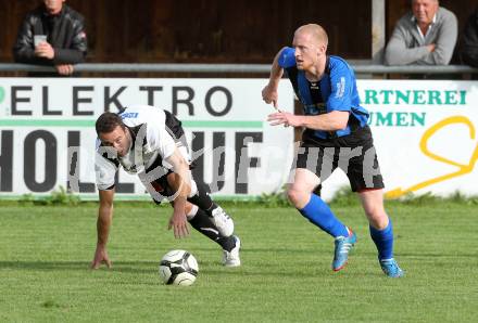 Fussball Kaerntner Liga. Bleiburg gegen Drautal. Robert Pevec, (Bleiburg),  Denis Petrovic  (Drautal). Bleiburg, am 28.9.2013.
Foto: Kuess
---
pressefotos, pressefotografie, kuess, qs, qspictures, sport, bild, bilder, bilddatenbank