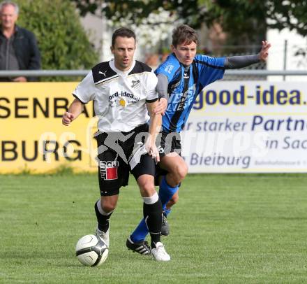 Fussball Kaerntner Liga. Bleiburg gegen Drautal. Robert Pevec (Bleiburg), Rudolf Sandriesser (Drautal). Bleiburg, am 28.9.2013.
Foto: Kuess
---
pressefotos, pressefotografie, kuess, qs, qspictures, sport, bild, bilder, bilddatenbank