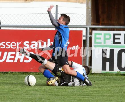 Fussball Kaerntner Liga. Bleiburg gegen Drautal. Johannes Skorjanz,  (Bleiburg), Rudolf Sandriesser (Drautal). Bleiburg, am 28.9.2013.
Foto: Kuess
---
pressefotos, pressefotografie, kuess, qs, qspictures, sport, bild, bilder, bilddatenbank