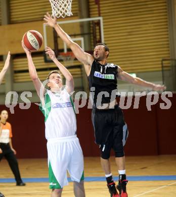 2. Basketball Bundesliga. KOS Posojilnica Bank Celovec gegen BBU Salzburg. Thurner Aljosa (KOS), Ferreira Renan (Salzburg). . Klagenfurt, 28.9.2013.
Foto: Kuess
---
pressefotos, pressefotografie, kuess, qs, qspictures, sport, bild, bilder, bilddatenbank