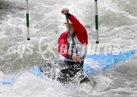 Wildwassersport. Alpe Adria Kanu Slalom. GURK 2013. Dominik Scherwitzl. Gurkerbruecke, 29.9.2013.
Foto: Kuess
---
pressefotos, pressefotografie, kuess, qs, qspictures, sport, bild, bilder, bilddatenbank