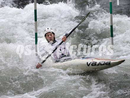 Wildwassersport. Alpe Adria Kanu Slalom. GURK 2013. Dominik Scherwitzl. Gurkerbruecke, 29.9.2013.
Foto: Kuess
---
pressefotos, pressefotografie, kuess, qs, qspictures, sport, bild, bilder, bilddatenbank