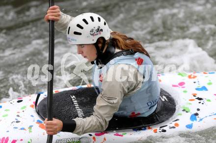 Wildwassersport. Alpe Adria Kanu Slalom. GURK 2013. Lisa Leitner. Gurkerbruecke, 29.9.2013.
Foto: Kuess
---
pressefotos, pressefotografie, kuess, qs, qspictures, sport, bild, bilder, bilddatenbank