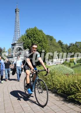 Radsport. Bernhard Eisel. Eiffelturm Paris. Klagenfurt, 23.9.2013.
Foto. Kuess
---
pressefotos, pressefotografie, kuess, qs, qspictures, sport, bild, bilder, bilddatenbank