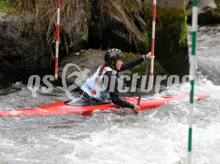 Wildwassersport. Alpe Adria Kanu Slalom. GURK 2013. Nadine Weratschnig. Gurkerbruecke, 29.9.2013.
Foto: Kuess
---
pressefotos, pressefotografie, kuess, qs, qspictures, sport, bild, bilder, bilddatenbank