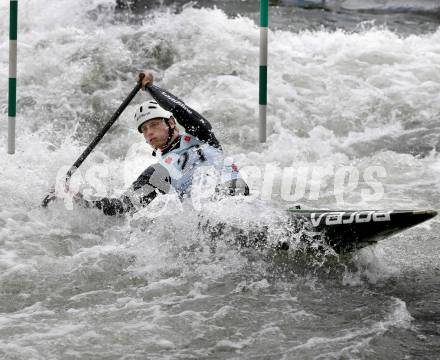 Wildwassersport. Alpe Adria Kanu Slalom. GURK 2013. Maximilian Roemer. Gurkerbruecke, 29.9.2013.
Foto: Kuess
---
pressefotos, pressefotografie, kuess, qs, qspictures, sport, bild, bilder, bilddatenbank