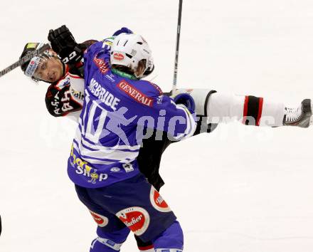 EBEL. Eishockey Bundesliga. EC VSV gegen HC Orli Znojmo. Rauferei Brock McBride,  (VSV), Adam Havlik (Orli Znojmo).. Villach, am 6.10..2013.
Foto: Kuess 


---
pressefotos, pressefotografie, kuess, qs, qspictures, sport, bild, bilder, bilddatenbank