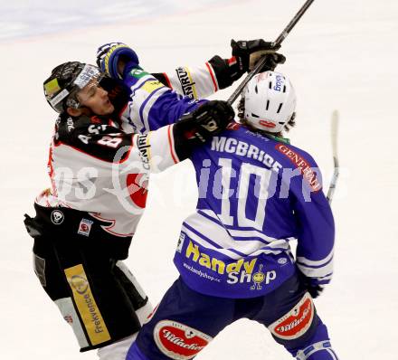 EBEL. Eishockey Bundesliga. EC VSV gegen HC Orli Znojmo. Rauferei Brock McBride,  (VSV), Adam Havlik (Orli Znojmo). Villach, am 6.10..2013.
Foto: Kuess 


---
pressefotos, pressefotografie, kuess, qs, qspictures, sport, bild, bilder, bilddatenbank
