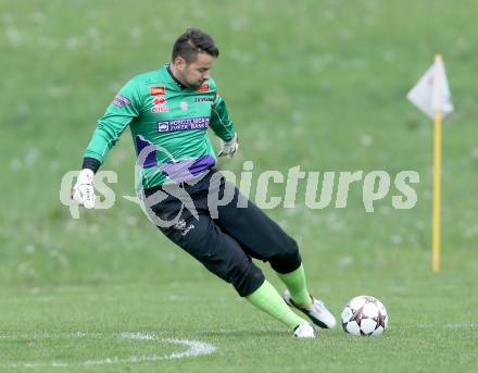 Fussball Unterliga Ost. SG SAK Amateure gegen Ruden. Heinz Weber (SAK). Wiederndorf, am 6.10.2013.
Foto: Kuess
---
pressefotos, pressefotografie, kuess, qs, qspictures, sport, bild, bilder, bilddatenbank