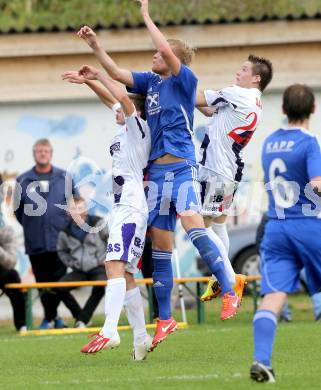 Fussball Unterliga Ost. SG SAK Amateure gegen Ruden. Andreas Vezonik, Joze Kumprej,  (SAK), Tadej Slemenik (Ruden). Wiederndorf, am 6.10.2013.
Foto: Kuess
---
pressefotos, pressefotografie, kuess, qs, qspictures, sport, bild, bilder, bilddatenbank