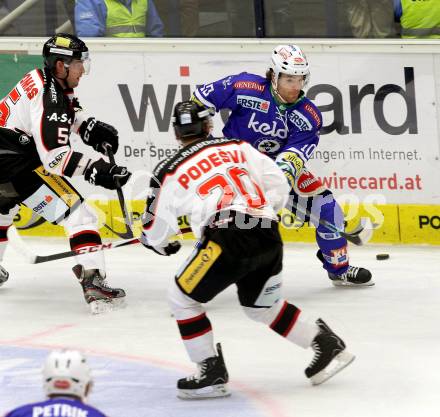 EBEL. Eishockey Bundesliga. EC VSV gegen HC Orli Znojmo. Brock McBride, (VSV), Andrew Thomas, Martin Podesva  (Orli Znojmo). Villach, am 6.10..2013.
Foto: Kuess 


---
pressefotos, pressefotografie, kuess, qs, qspictures, sport, bild, bilder, bilddatenbank