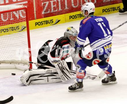 EBEL. Eishockey Bundesliga. EC VSV gegen HC Orli Znojmo. Derek Ryan,  (VSV), Sasu Hovi (Orli Znojmo). Villach, am 6.10..2013.
Foto: Kuess 


---
pressefotos, pressefotografie, kuess, qs, qspictures, sport, bild, bilder, bilddatenbank