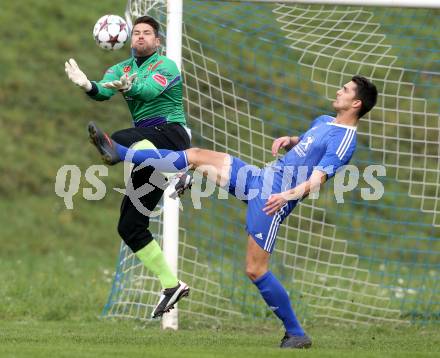 Fussball Unterliga Ost. SG SAK Amateure gegen Ruden. Heinz Weber,  (SAK), Christian Schweiger (Ruden). Wiederndorf, am 6.10.2013.
Foto: Kuess
---
pressefotos, pressefotografie, kuess, qs, qspictures, sport, bild, bilder, bilddatenbank