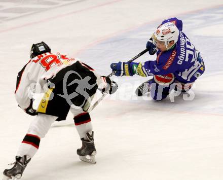 EBEL. Eishockey Bundesliga. EC VSV gegen HC Orli Znojmo. Marius Goehringer, (VSV),  Jan Lattner (Orli Znojmo). Villach, am 6.10..2013.
Foto: Kuess 


---
pressefotos, pressefotografie, kuess, qs, qspictures, sport, bild, bilder, bilddatenbank