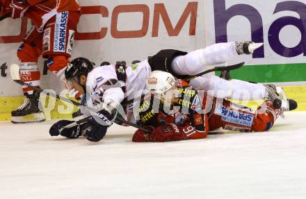 EBEL. Eishockey Bundesliga. KAC gegen SAPA Fehervar AV19.  Philipp Kreuzer, (KAC), Tamas Pozsgai  (Alba Volan).. Klagenfurt, am 8.10.2013
Foto: Kuess 

---
pressefotos, pressefotografie, kuess, qs, qspictures, sport, bild, bilder, bilddatenbank