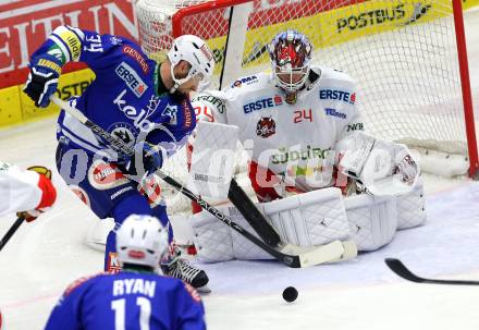 EBEL. Eishockey Bundesliga. EC VSV gegen HCB Suedtirol. Markus Peintner,  (VSV), Jaroslav Huebl (Bozen). Villach, am 11.10..2013.
Foto: Kuess 


---
pressefotos, pressefotografie, kuess, qs, qspictures, sport, bild, bilder, bilddatenbank