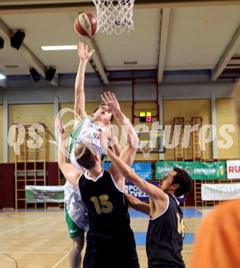 Basketball 2. Bundesliga. KOS KLagenfurt Celovec gegen Woerthersee Piraten.Andi Smrtnik, (KOS), Paul Koroschitz, Felix Huber  (Piraten). Klagenfurt, 12.10.2013.
Foto: Kuess
---
pressefotos, pressefotografie, kuess, qs, qspictures, sport, bild, bilder, bilddatenbank