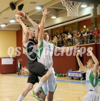 Basketball 2. Bundesliga. KOS KLagenfurt Celovec gegen Woerthersee Piraten. Milovan Radmanovic,  (KOS), Paul Koroschitz (Piraten). Klagenfurt, 12.10.2013.
Foto: Kuess
---
pressefotos, pressefotografie, kuess, qs, qspictures, sport, bild, bilder, bilddatenbank